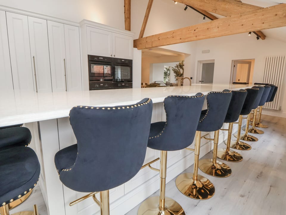 Cottage | Private kitchen | Dishwasher, cookware/dishes/utensils