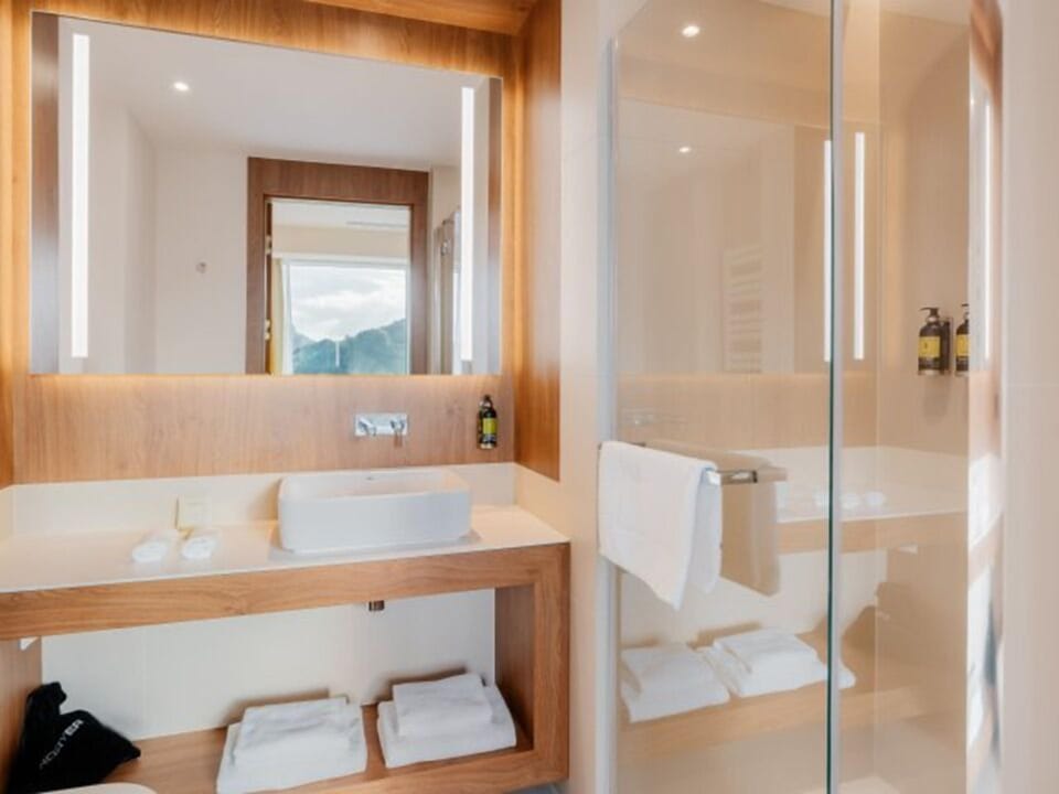 Economy Double Room | Bathroom | Free toiletries, hair dryer, bathrobes, slippers
