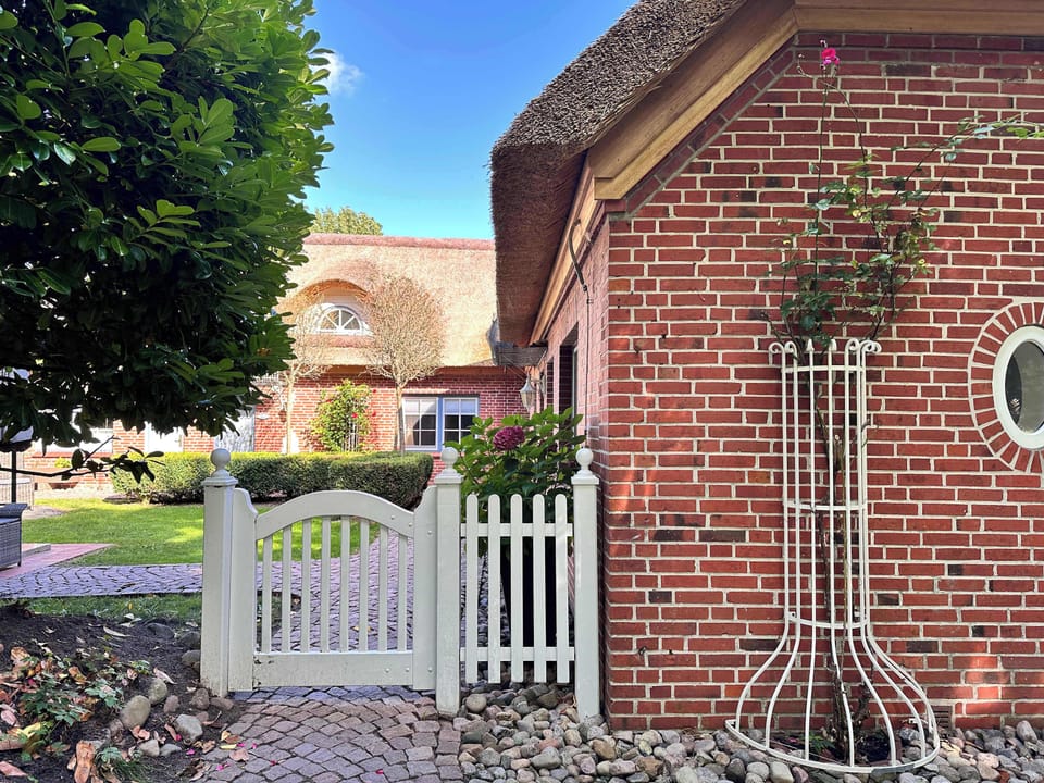 Garten und Hausansicht. 