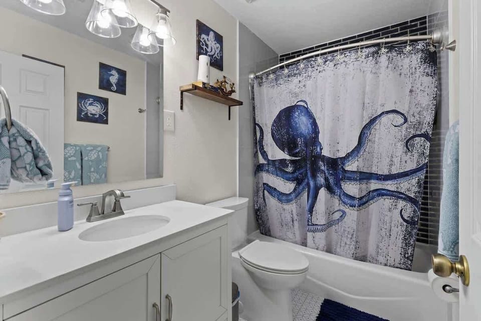 Enjoy your octopus-themed bathroom, fully equipped with everything you and your crew need to freshen up. With playful undersea touches and all the essentials provided, it’s the perfect spot to recharge after a day of deep-sea adventure.