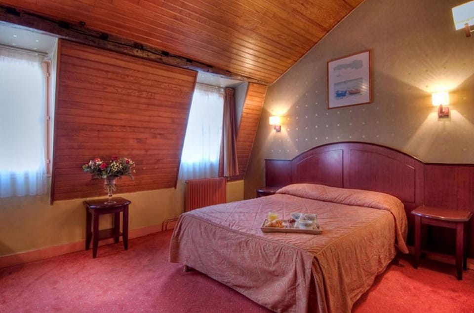 Double Room | In-room safe, desk, iron/ironing board, free cribs/infant beds