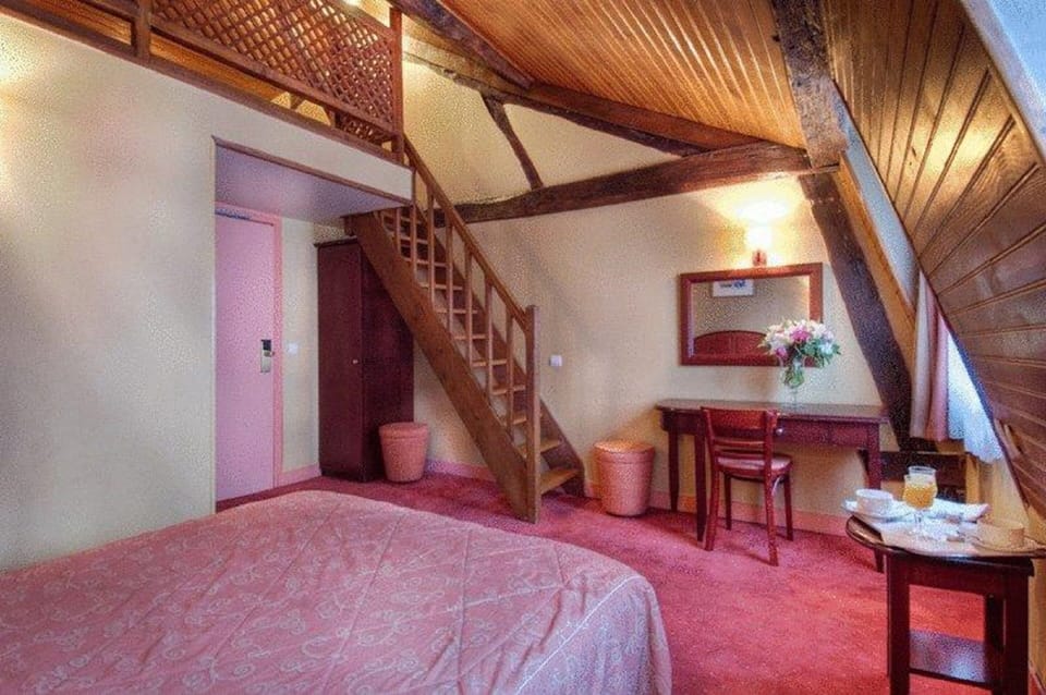 Double Room | Bathroom | Free toiletries, hair dryer, towels