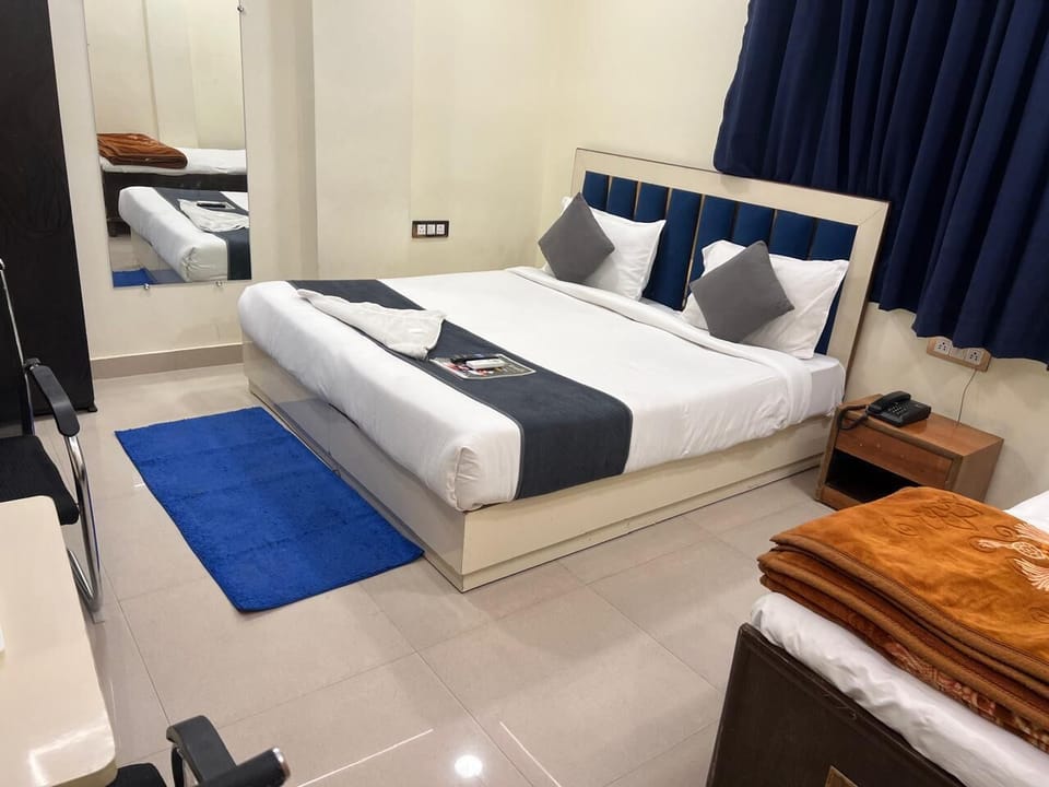 Family Triple Room, Multiple Beds, Smoking, Private Bathroom | Egyptian cotton sheets, premium bedding, down comforters