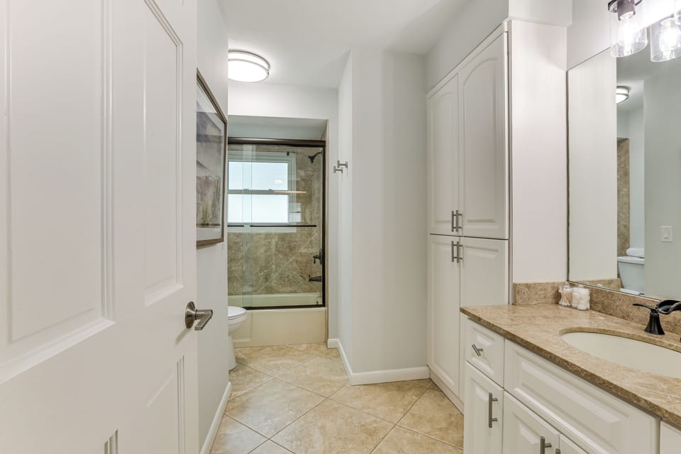 1 Mi to Vanderbilt Beach! Family Home on 500 Block Cottage in Naples Park