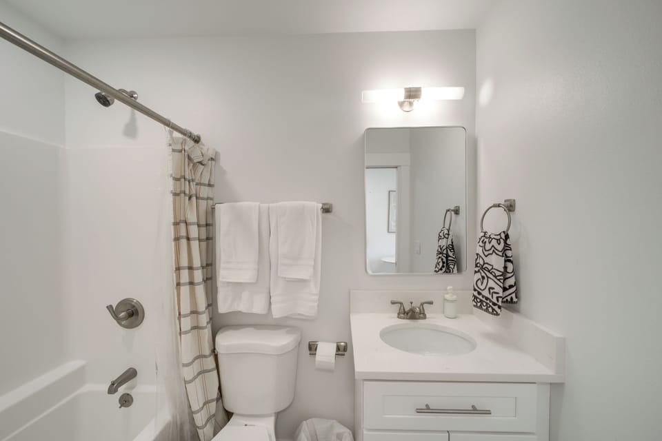 Private Patio, Steps to Lake: Soap Lake Studio! Apartment in Washington