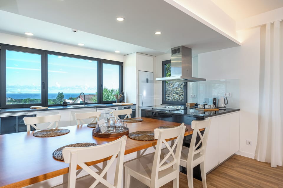 Full-size fridge, microwave, oven, stovetop