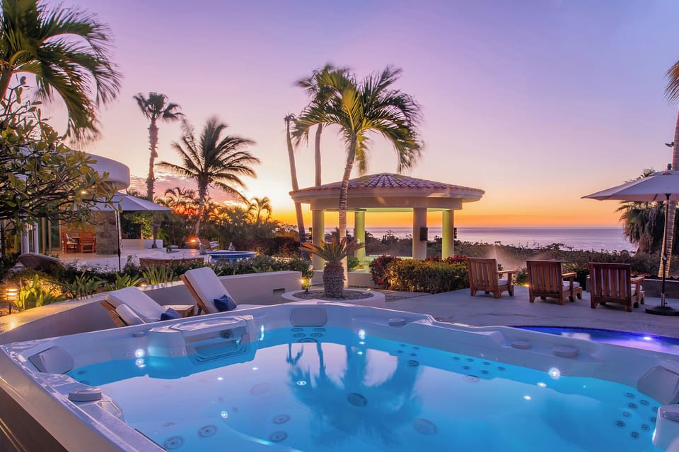 Jacuzzi overlooking the ocean