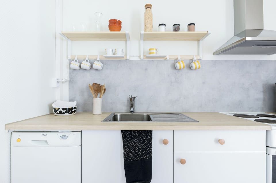Full-size fridge, microwave, stovetop, dishwasher