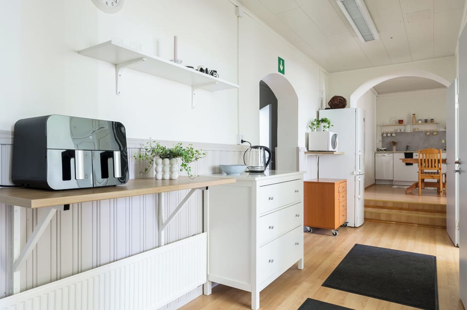 Full-size fridge, microwave, stovetop, dishwasher
