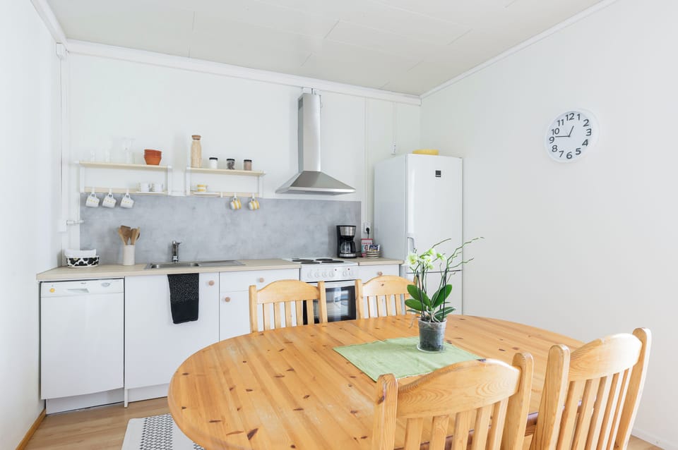 Full-size fridge, microwave, stovetop, dishwasher