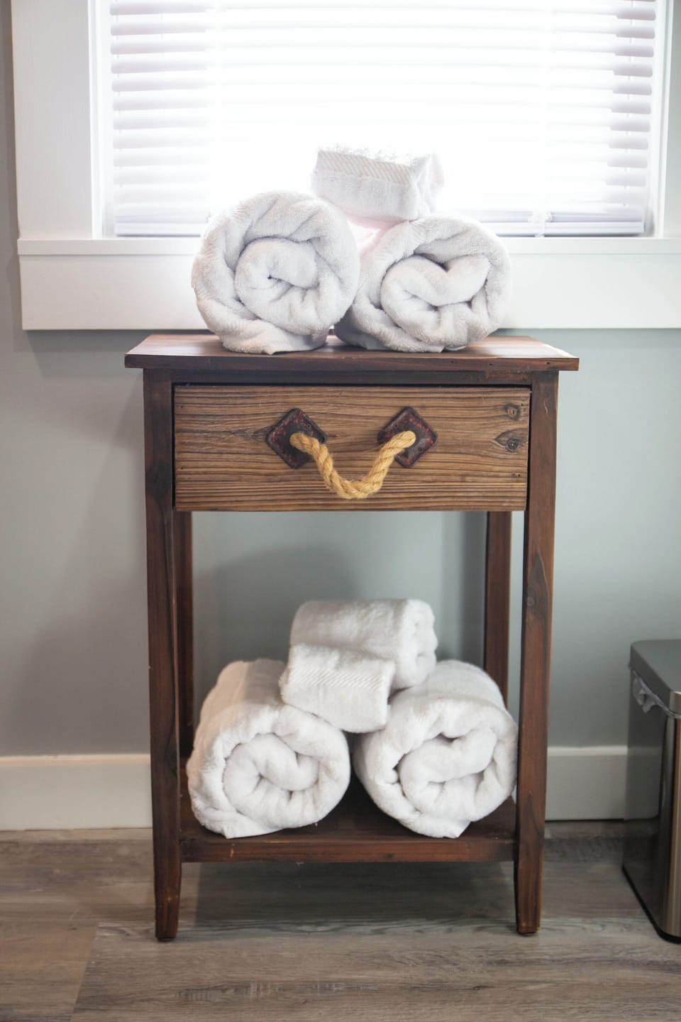 One towel per guest per visit. Please specify if you need more.