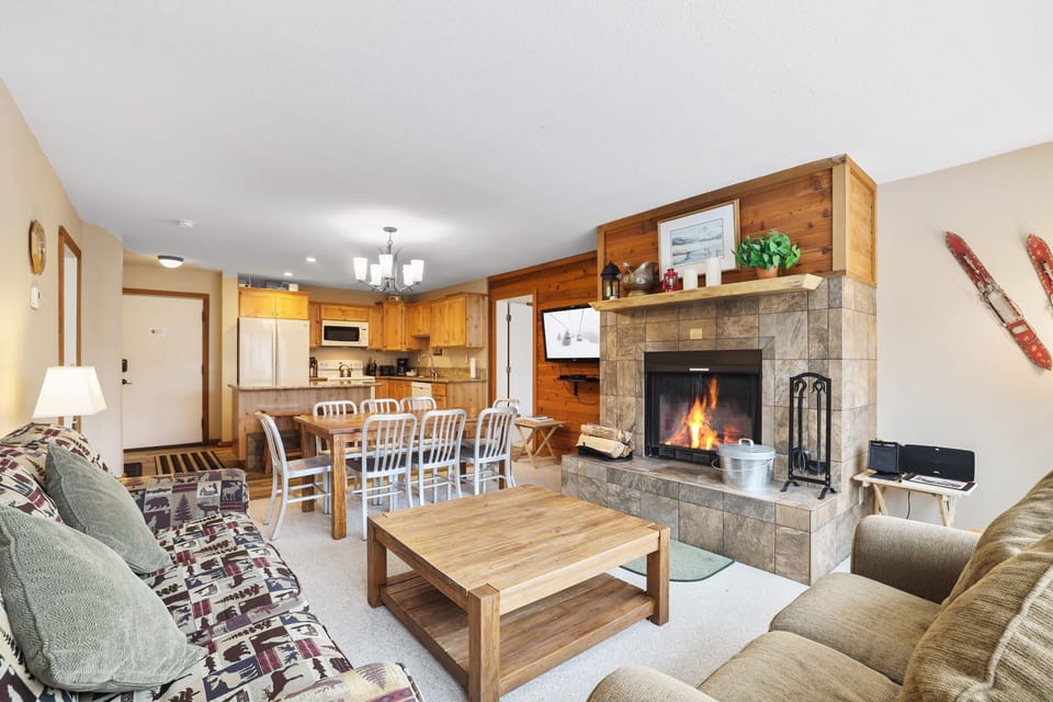 Condo, 2 Bedrooms | Living area