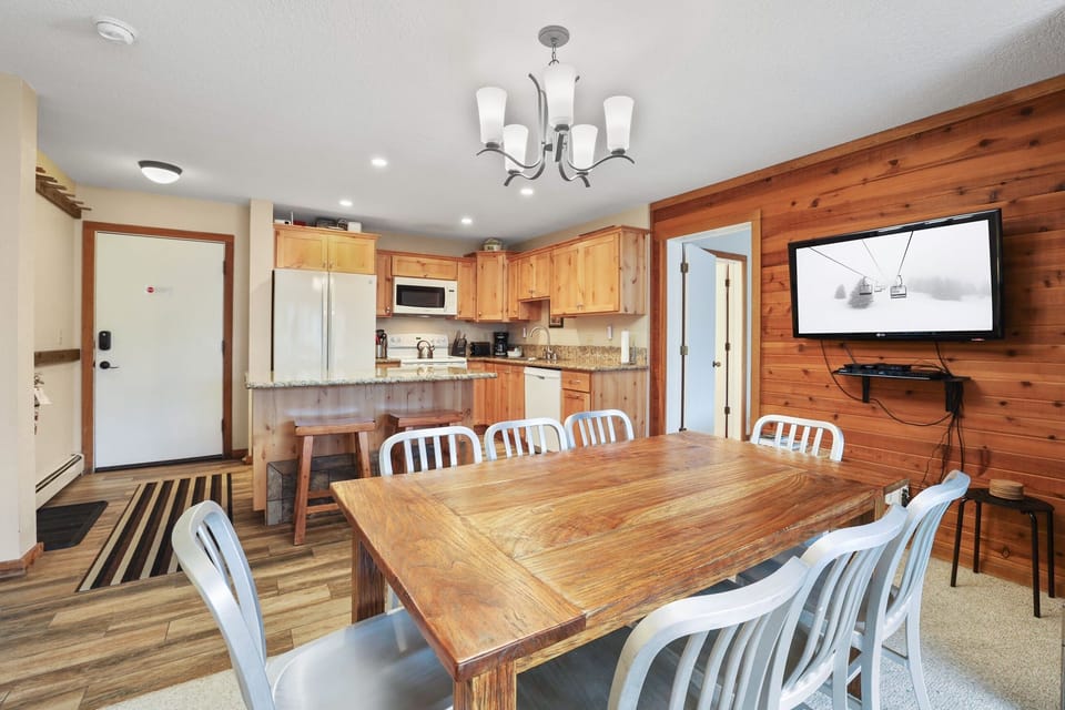 Condo, 2 Bedrooms | Dining