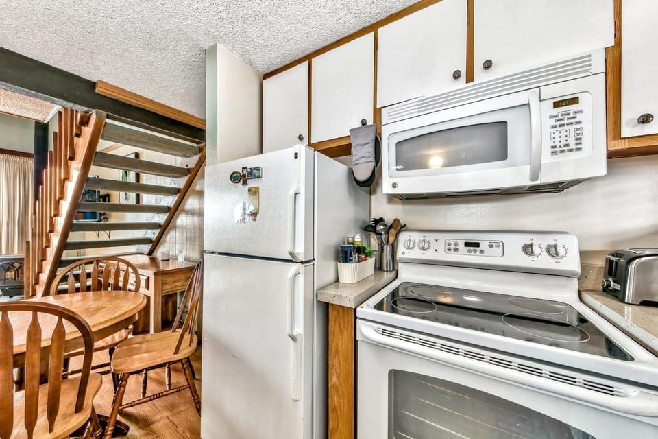 Townhome, 1 Bedroom | Private kitchen | Coffee/tea maker, fridge, oven, stovetop