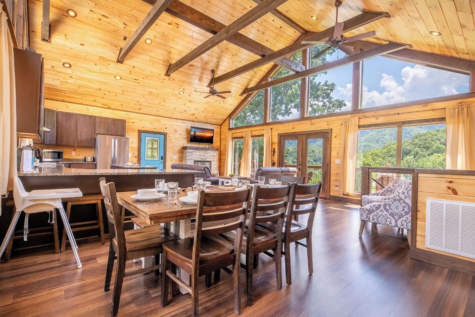 Serenity Summit's inviting dining area