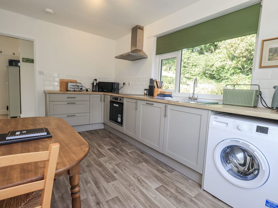 Cottage | Private kitchen | Dishwasher, cookware/dishes/utensils