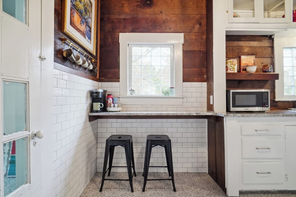 Wake up and unwind with a perfect cup of coffee at this charming coffee bar. 