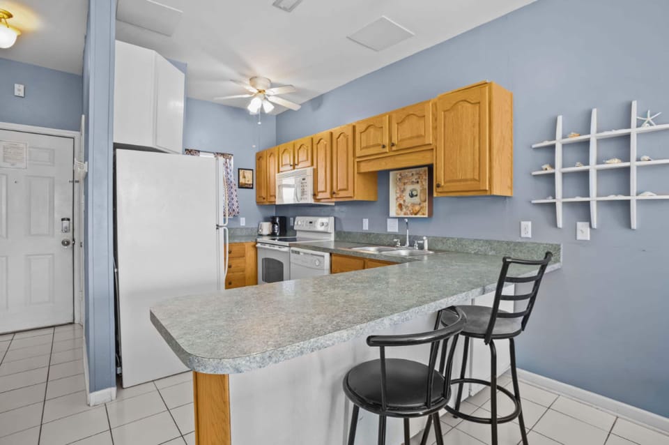 Signature Condo, 2 Bedrooms, Non Smoking, Bay View | Private kitchen | Fridge, microwave, oven, stovetop