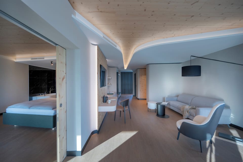 Suite, Balcony, Lake View | Hypo-allergenic bedding, pillowtop beds, in-room safe, soundproofing