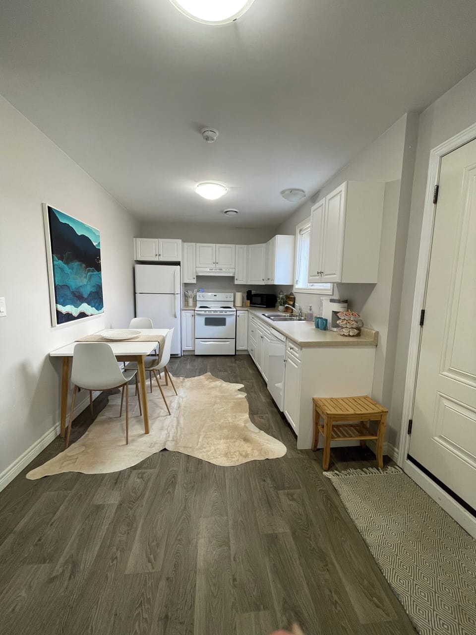 Fully equipped eat-in kitchen with dishwasher