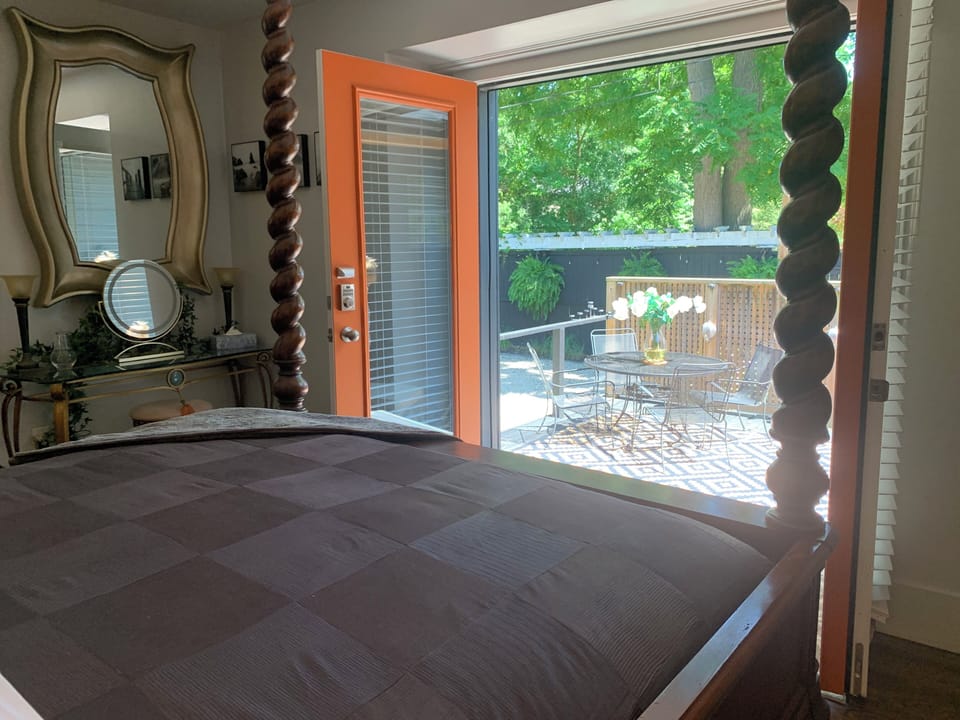 Bed room open to deck