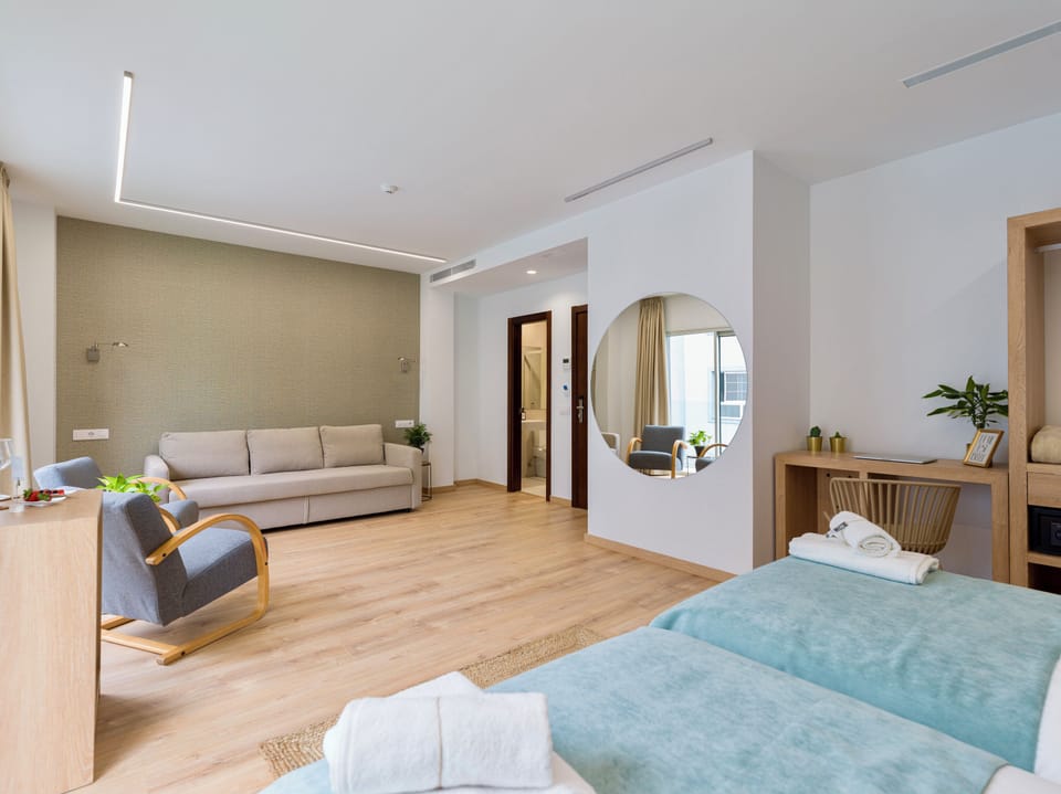 Junior Suite, Balcony, City View | Room amenity