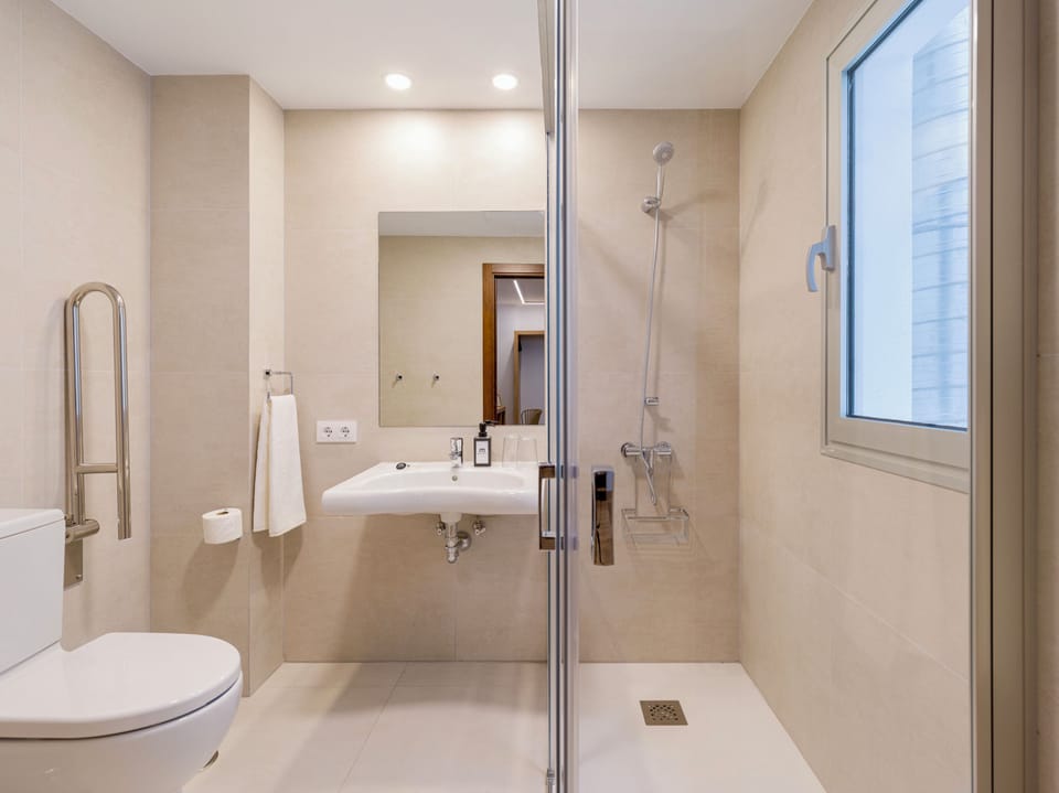 Deluxe Double or Twin Room, City View | Room amenity