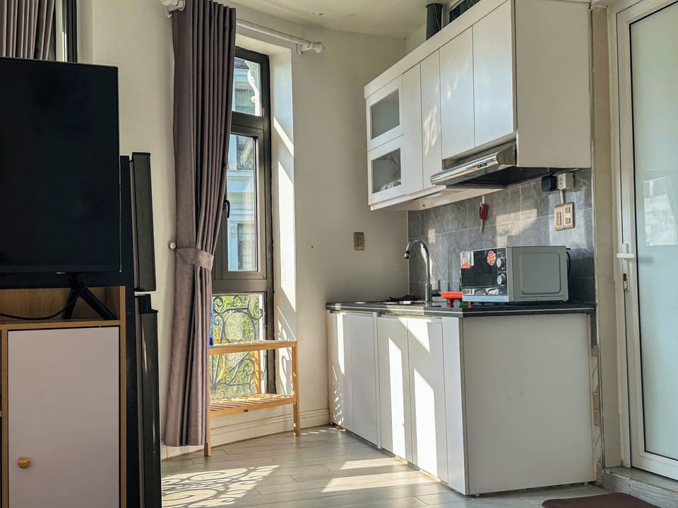 Deluxe Double Room, City View | Private kitchen | Fridge, stovetop, cookware/dishes/utensils, dining table