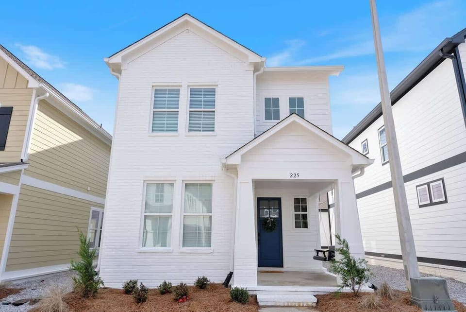 Charming home exterior w/ clean lines & welcoming curb appeal