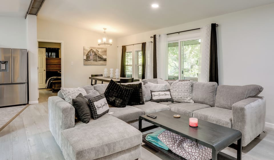Living Area | Dining Table