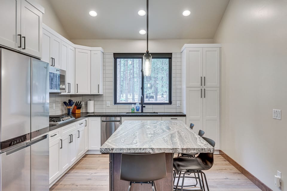 Dining Area | Dishware & Flatware | Central A/C & Heat