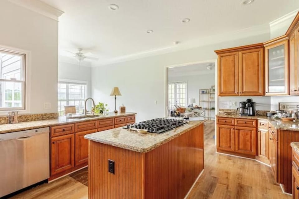 Kitchen - granite counters, dbl. ovens & a 5 gas burner stovetop in the island