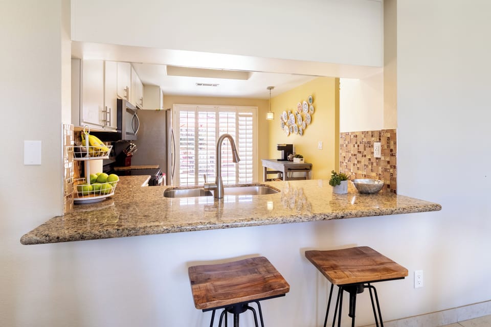 Breakfast Bar with 2 bar stools.