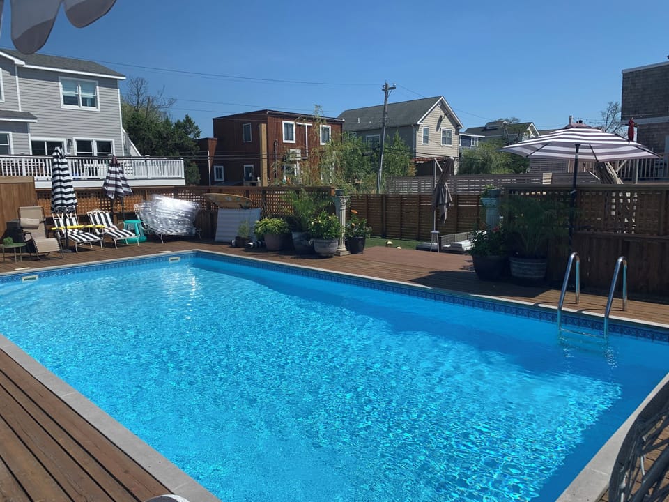 Dive right in! Cool and refreshing with a floating volleyball net ready to play.