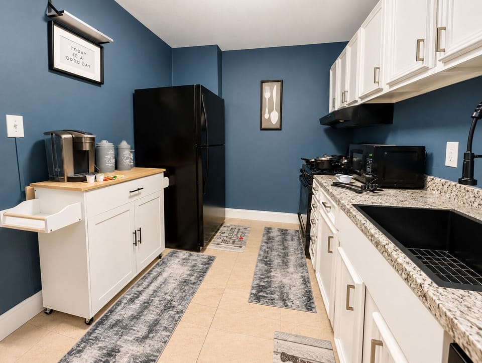 Comfort Condo, 2 Bedrooms, Non Smoking, Pool Access | Private kitchen | Oven, stovetop, dishwasher, electric kettle