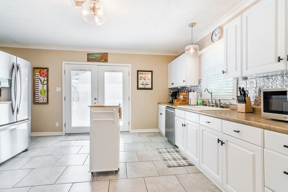 Fully equipped kitchen with moveable kitchen island