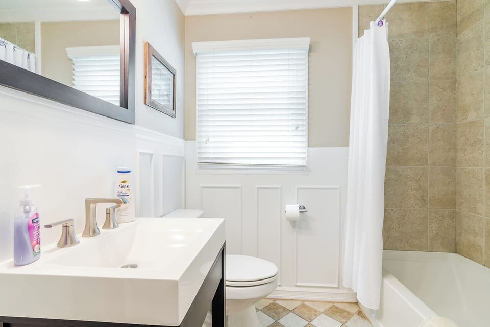 Hall bathroom with shower/tub