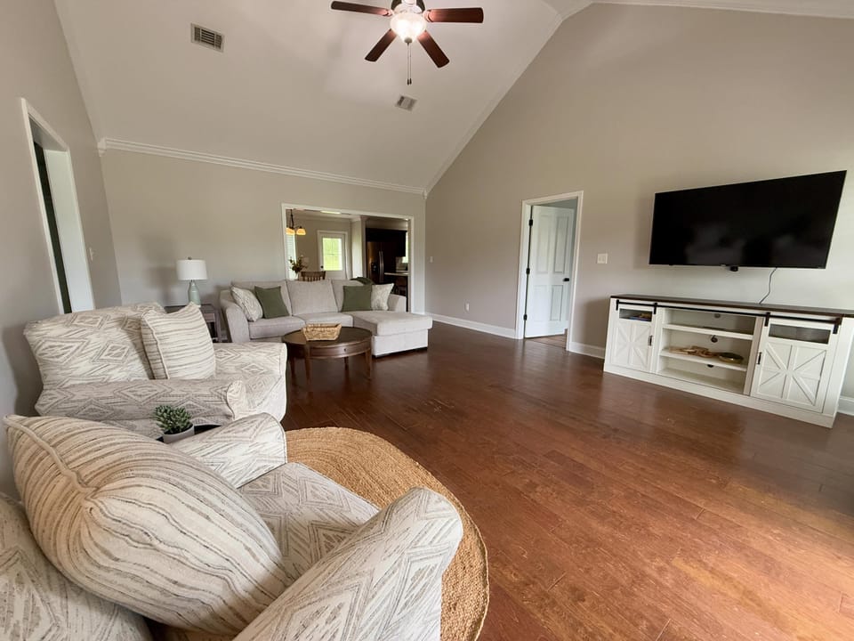 Leesburge Escape living space 2