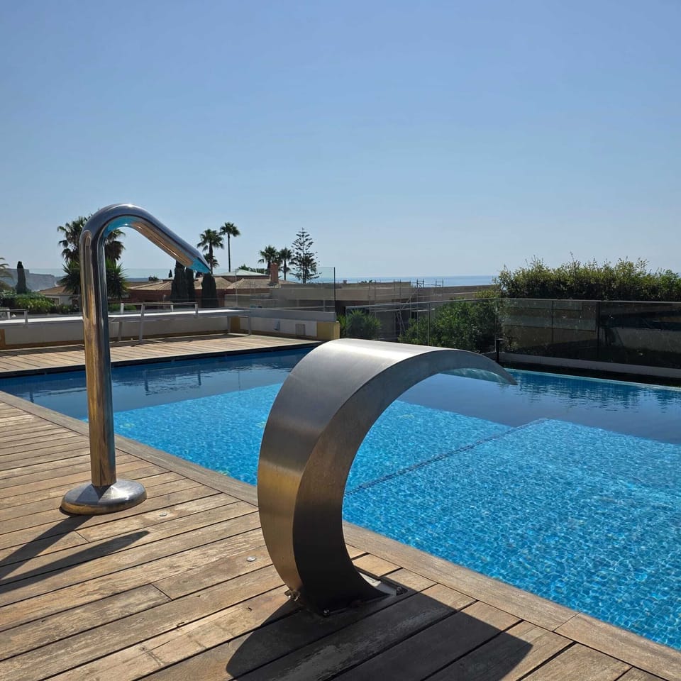 Piscina aquecida e equipada com jatos de massagem