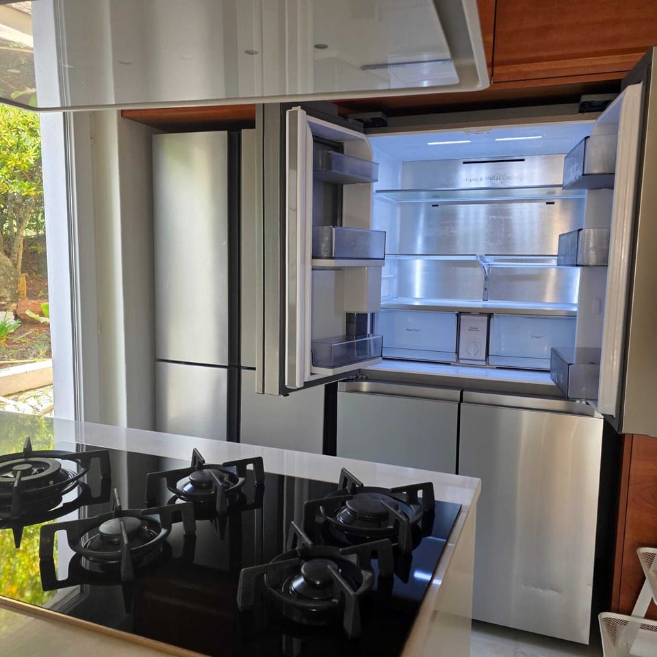 Cozinha com frigorífico tipo americano