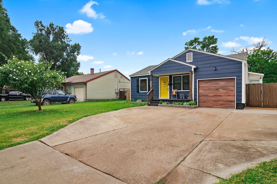 Large front driveway, perfect for trailers!