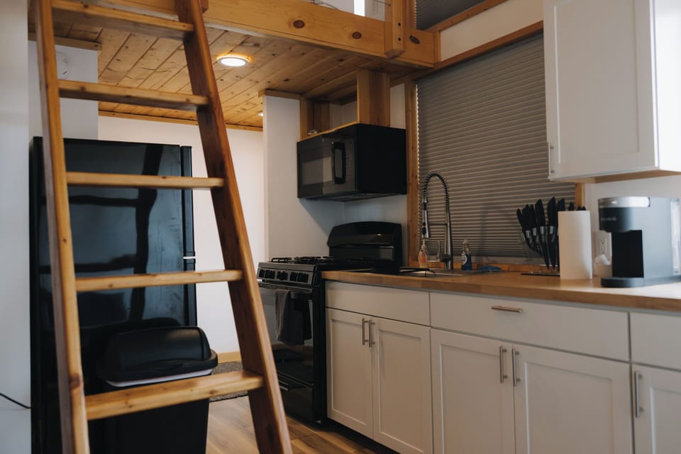 Deluxe Tiny House, Private Airstrip | Private kitchen | Coffee/tea maker
