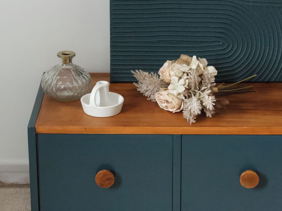 From soft throws and warm lighting to fresh flowers and hand-picked books, we&rsquo;ve added thoughtful touches throughout to create a space that feels welcoming, cosy, and just like home | Rowan Cottage, Southrepps
