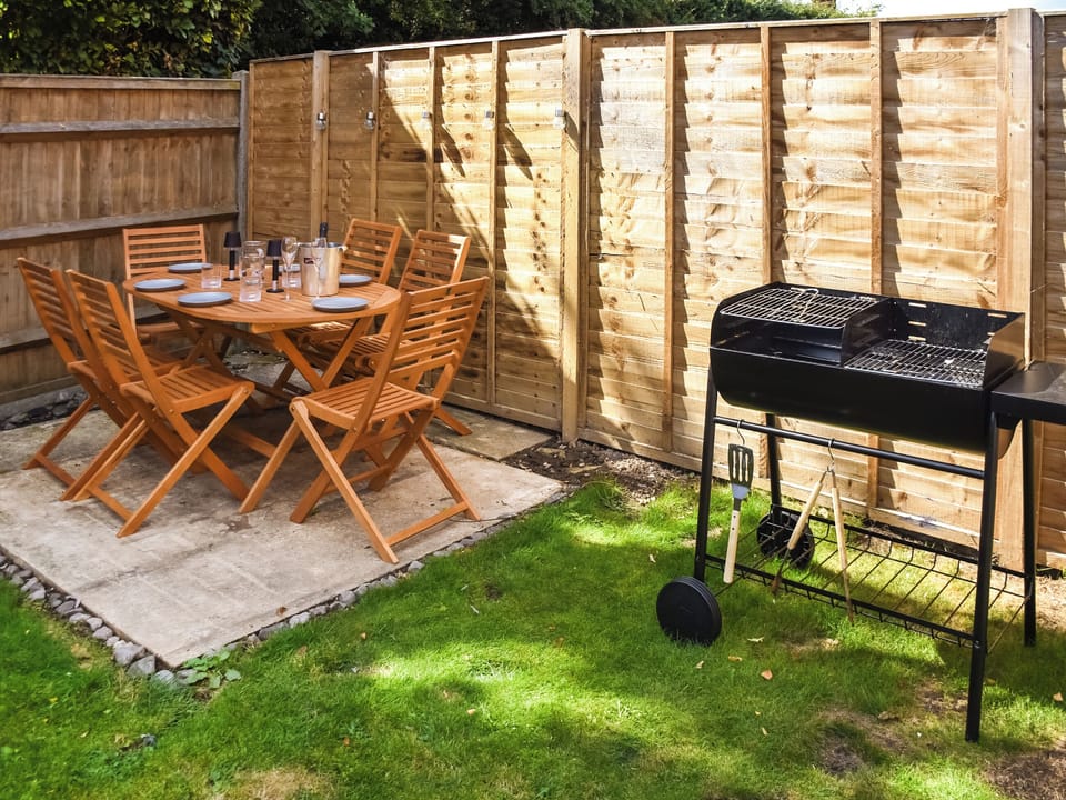 Brilliant area for alfresco dining with your friends and family. | Rowan Cottage, Southrepps