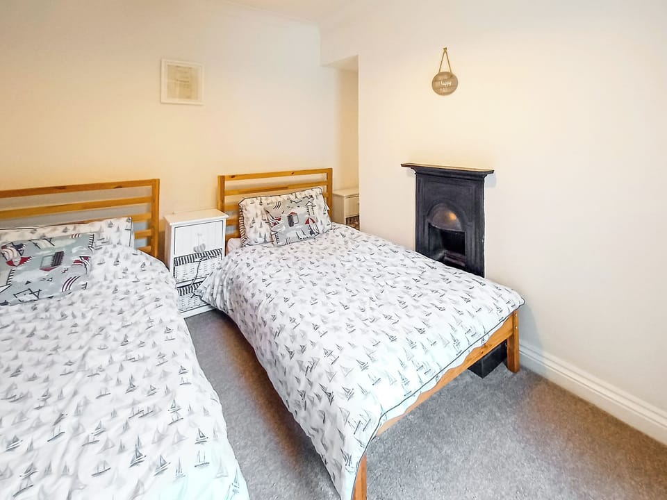 Twin bedroom | Rockhopper Cottage, Brixham