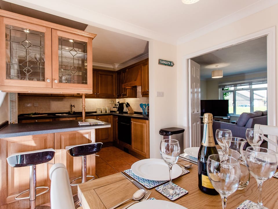 Kitchen/diner | Peacehaven, Shalfleet