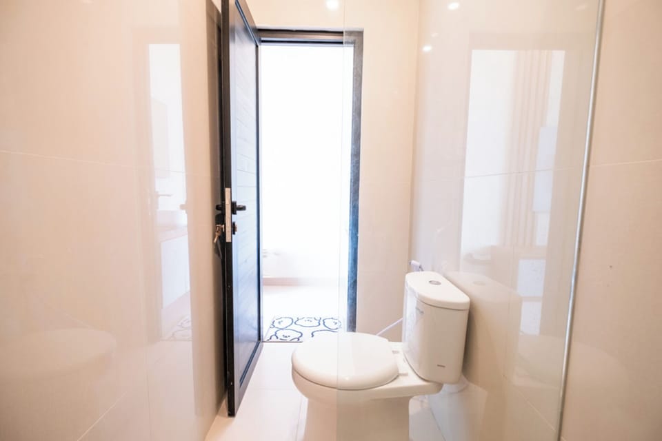 Deluxe Room | Bathroom | Shower, rainfall showerhead, free toiletries, towels
