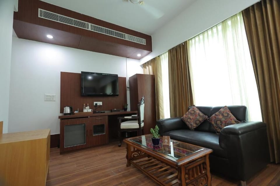 Club Room | Living area | 32-inch LED TV with digital channels