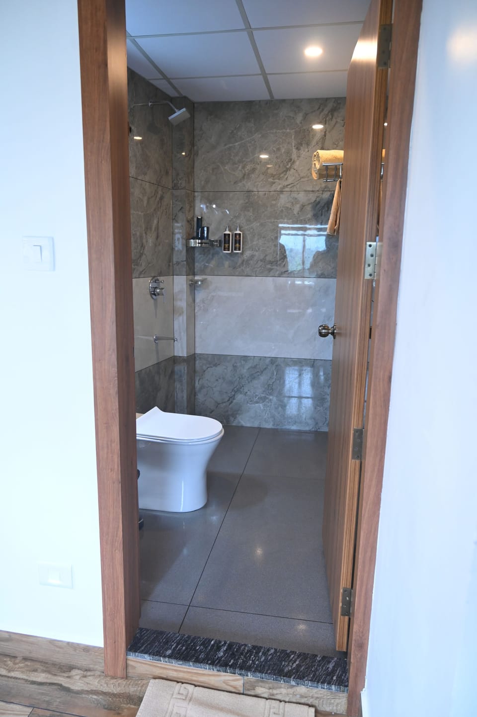 Family Suite, Mountain View | Bathroom | Slippers