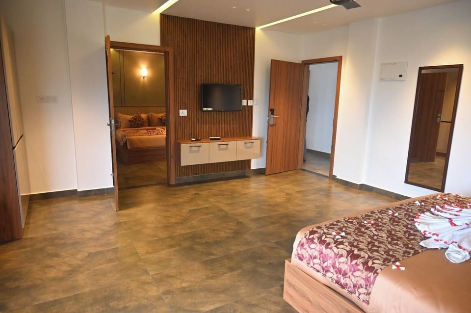 Executive Quadruple Room, Mountain View | Soundproofing, iron/ironing board, free WiFi